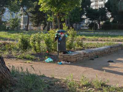 E cos� l�unico cestino generico della spazzatura presente in questo enorme parco viene quotidianamente preso d�assalto e mostra tutto intorno cumuli di sacchetti maleodoranti a vista
